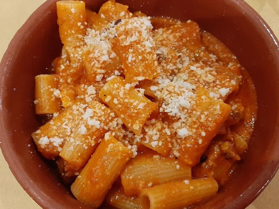 Amatriciana di Dar Nasone nella coppa di terracotta