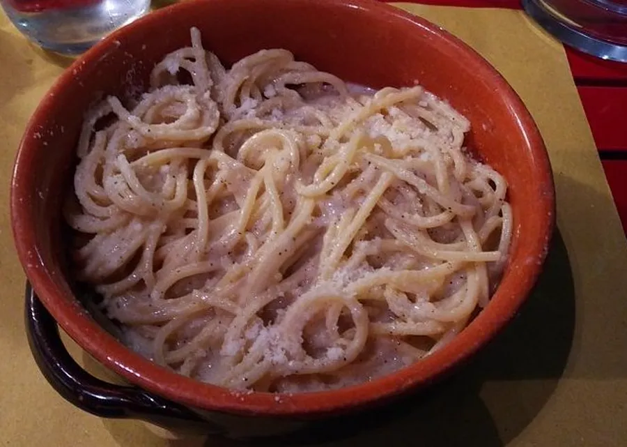 Cacio e pepe di Dar Nasone nella coppa di terracotta