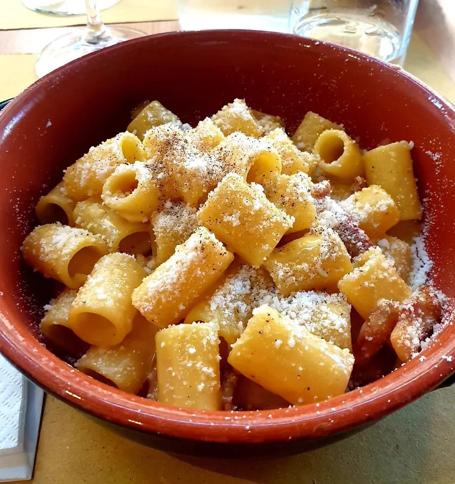 Carbonara di Dar Nasone servita nella coppa di terracotta